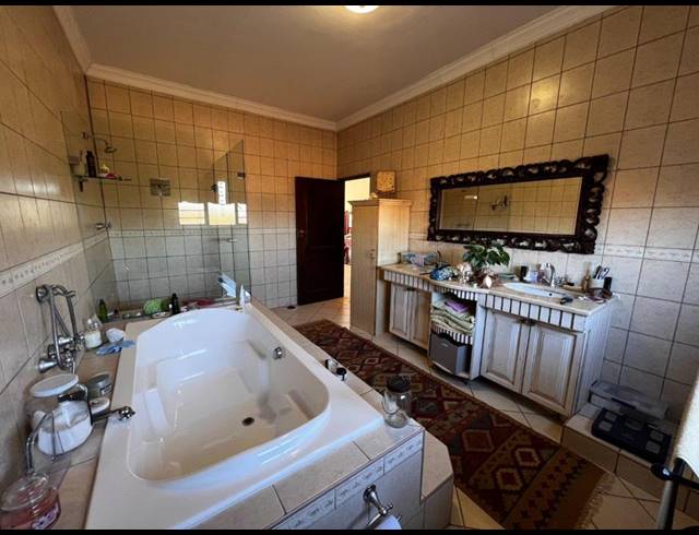 6 BEDROOM HOUSE FOR SALE IN LEEUWFONTEIN ESTATE